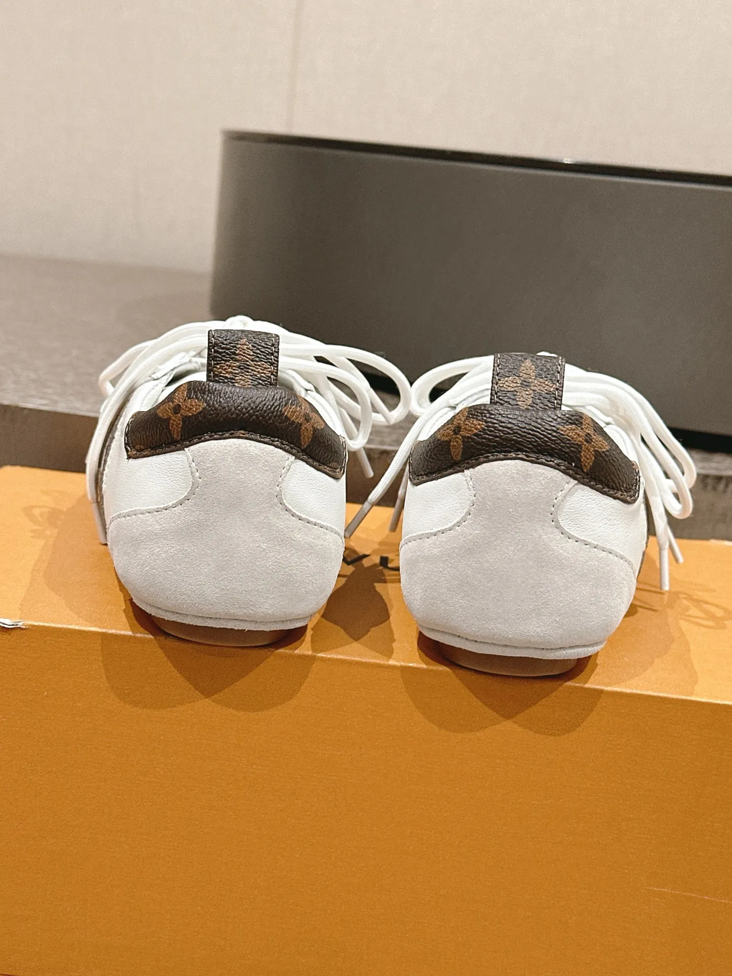 👟👟Ex-factory price 620👟👟 Top version LV Louis Vuitton L Family Donkey Brand Latest Sneakerina Series Couple Models Ballet Shoes Moral Shoes Casual Flat Shoes Sneakers Original purchase, development, production This LV Sneakerina ballet style sneakers are made of silky suede cow leather to create smooth lines, combining the light structure of ballet shoes and the comfortable texture of sports shoes. The LV logo on the side and the Monogram canvas back strap are rich in details, Sacchetto craftsmanship and TPU outsole are upgraded for a soft wearing experience. Exquisite packaging at the delivery counter🛍📦 ▪️Fabric: original custom imported first-layer cowhide ▪️Inner lining: original custom made breathable mesh ▪️Sole: original open-molded injection molded TPU material ▪️Sole thickness: 1.5CM ▪️Size: women's 35-41 / Men's size 39-45 (women's 41, men's 45, customized)